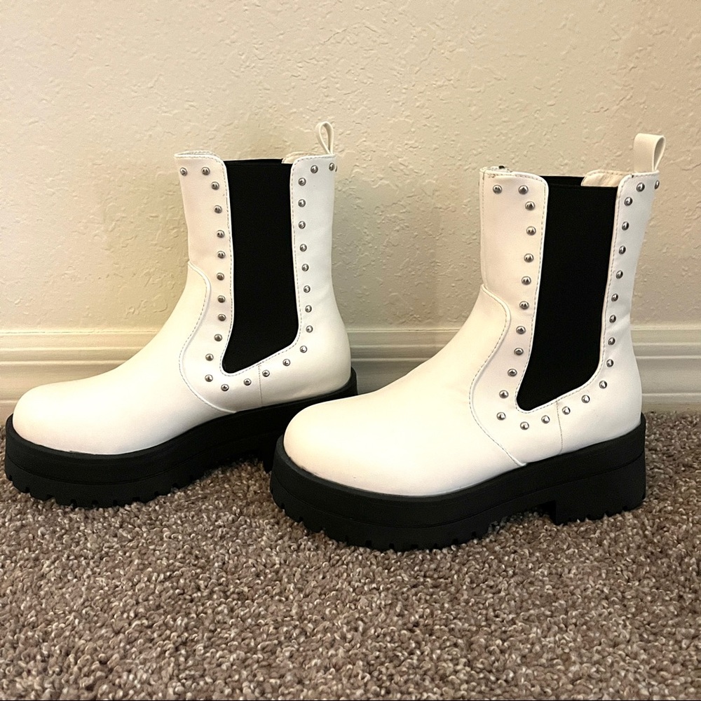 Brand new Dolls Kill white boots size 6